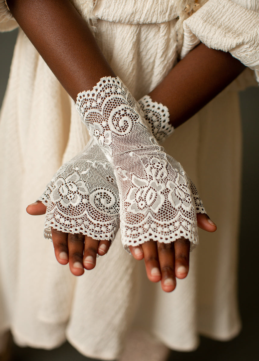 Lacy Gloves in Cream